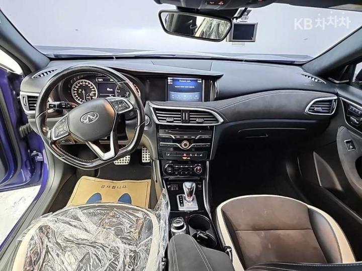 Infiniti Q30 2.0t Premium 8