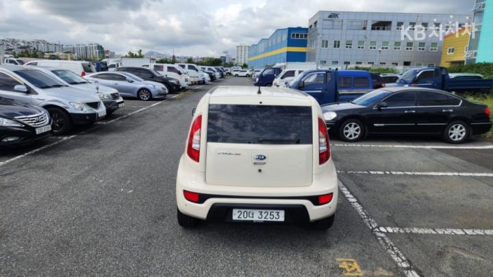 Kia Soul 1.6 Luxury Base Type 8