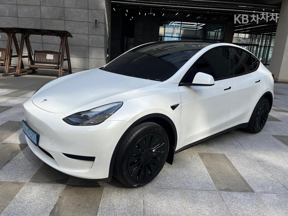 Tesla Model Y RWD 기본형 - фото 1