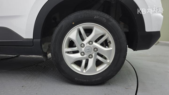 Hyundai Venue Gasoline 1.6 Modern 8