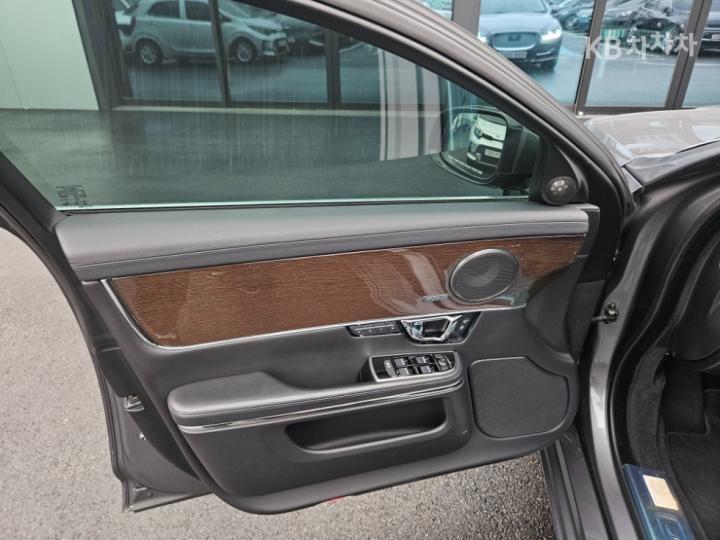 Jaguar XJ 3.0D Premium Luxury LWB X351 9