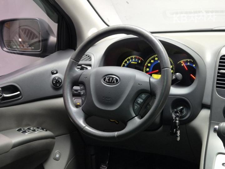 Kia Carnival Grand LPI GLX Base Type 8