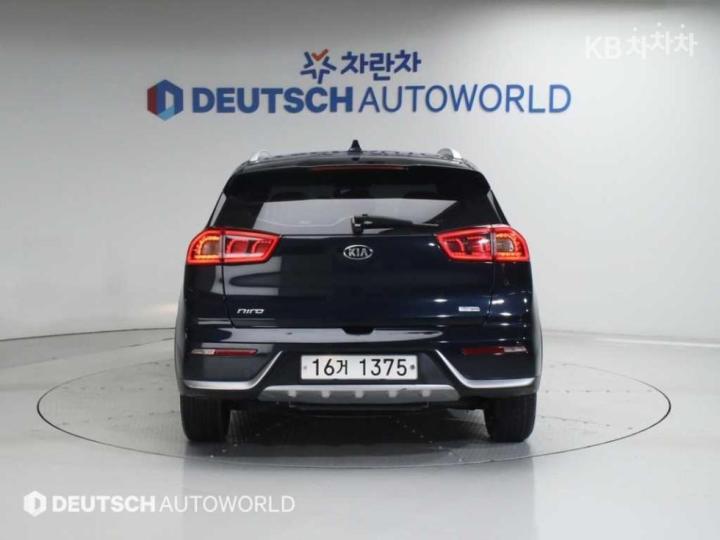 Kia Niro 1.6 Prestige 5