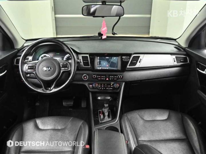 Kia Niro 1.6 Prestige 8