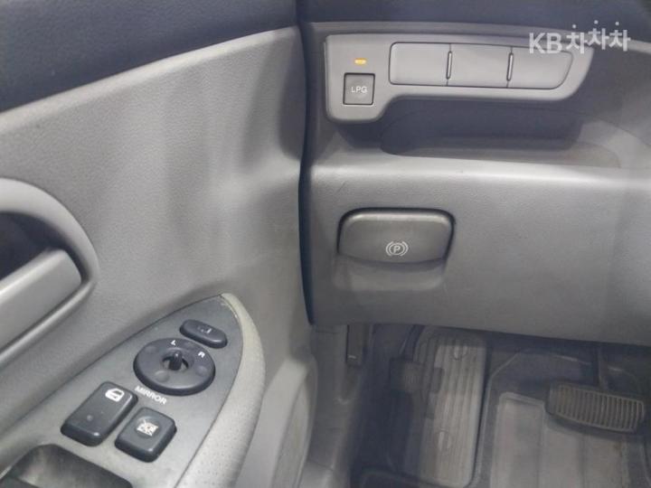 Kia Carens New 2.0 LPI GLX Premium Type 8