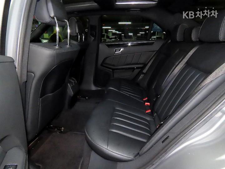 Mercedes-Benz E-Class New E300 4 Matic Avantgarde W212 8