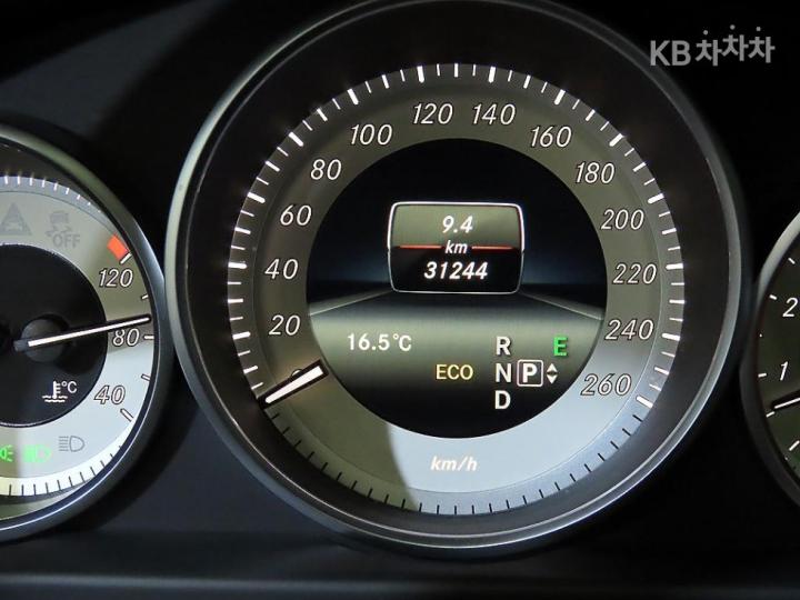 Mercedes-Benz E-Class New E300 4 Matic Avantgarde W212 10