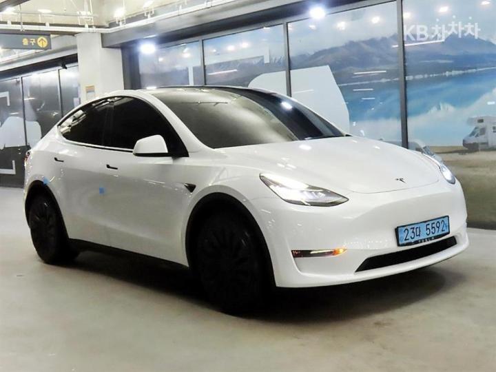Tesla Model Y Long Range 2