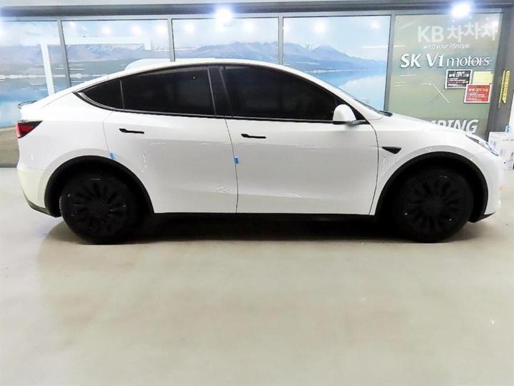 Tesla Model Y Long Range 4