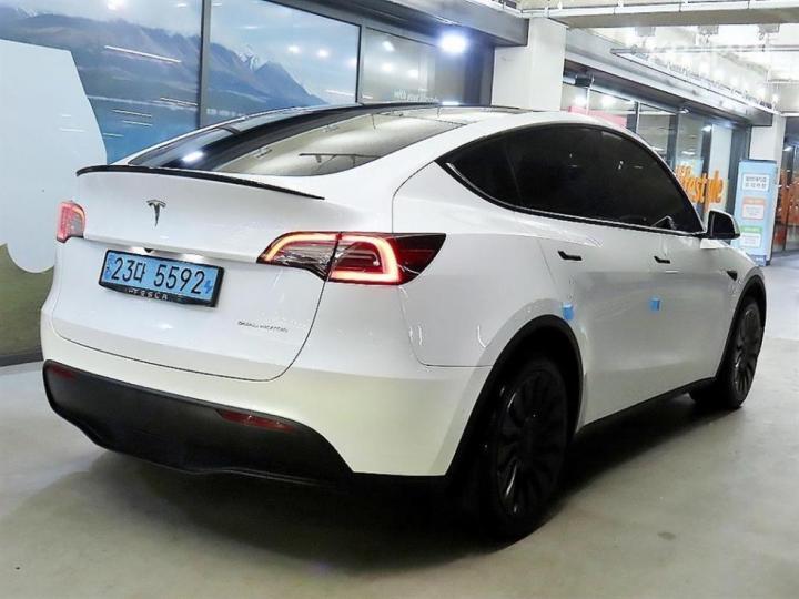 Tesla Model Y Long Range 5