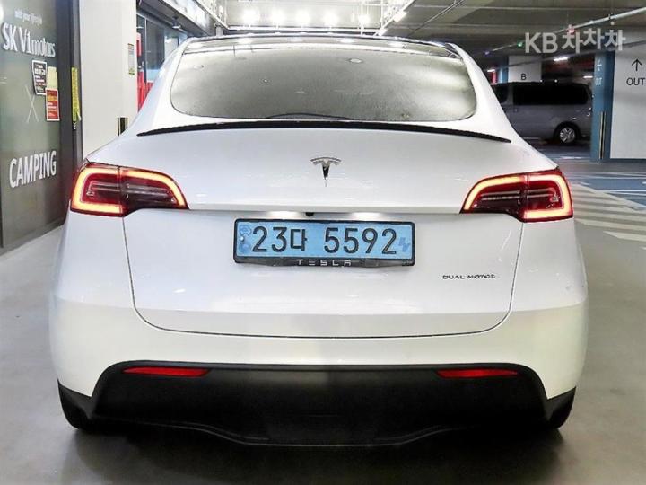 Tesla Model Y Long Range 6
