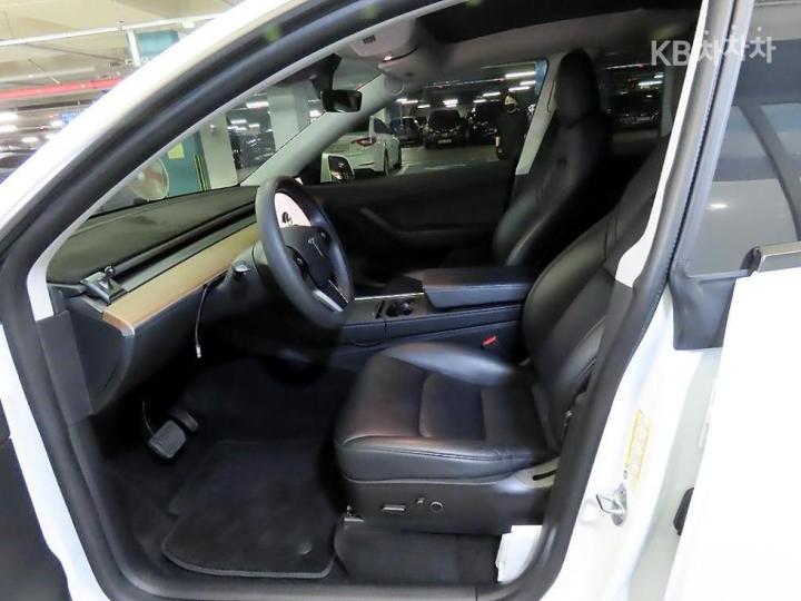 Tesla Model Y Long Range 7