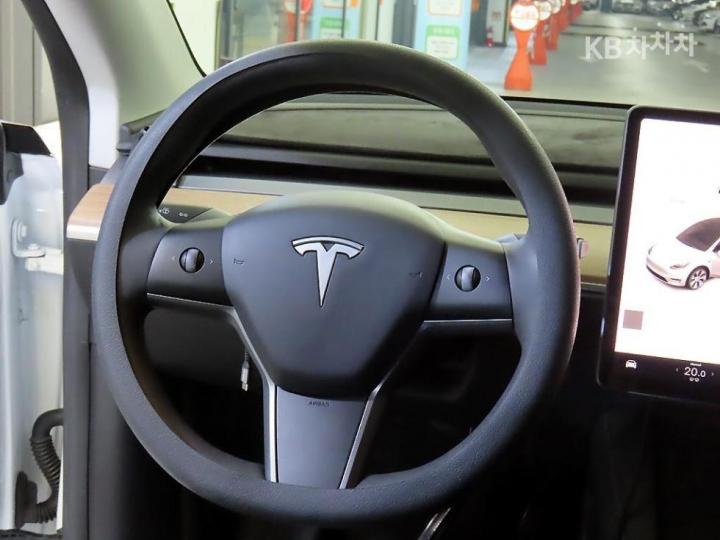 Tesla Model Y Long Range 9