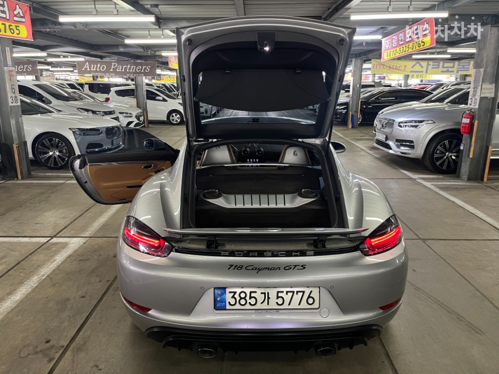 2022 - porsche cayman