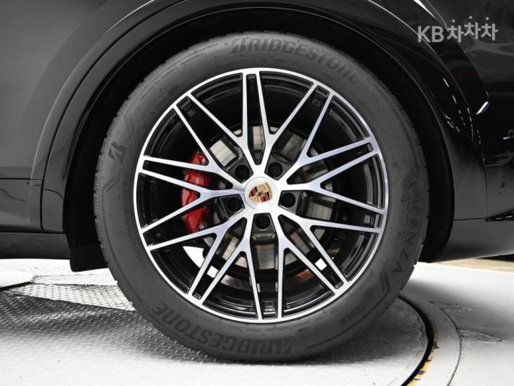 Porsche Cayenne 9Y0 4.0 GTS Base Type 6