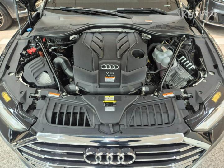 Audi A8 D5 55 TFSI Quattro LWB 7