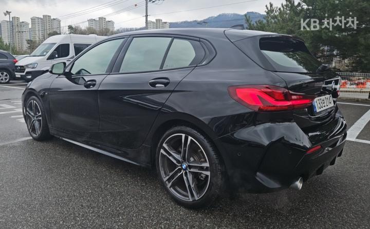 BMW 1 Series F40 120i M Sport 8