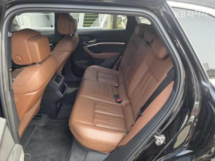 Audi e-tron 55 quattro Base Type 8