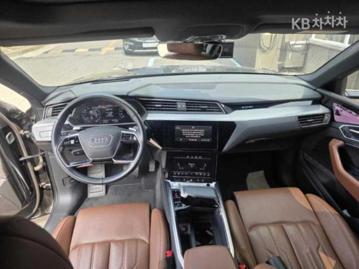 Audi e-tron 55 quattro Base Type 9