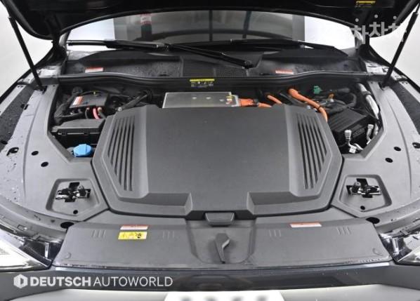 Audi e-tron 50 quattro Base Type 7