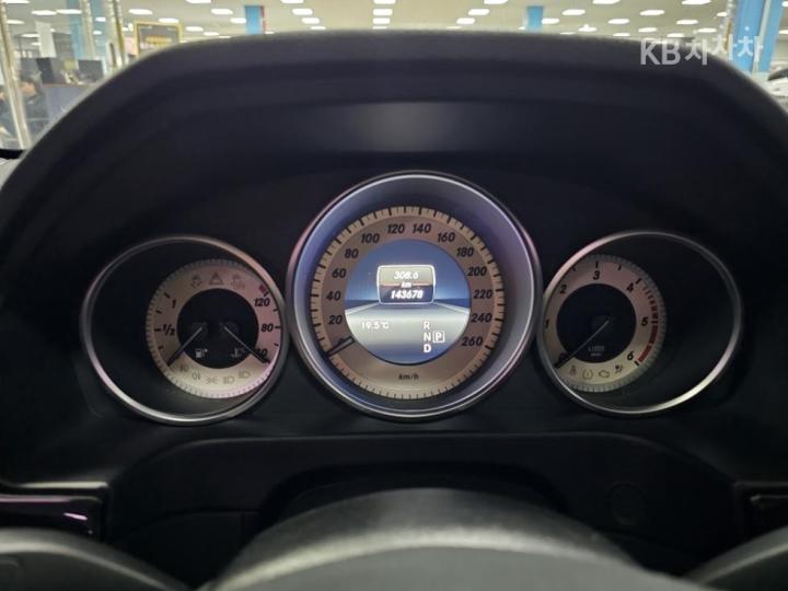 Mercedes-Benz E-Class New E220 BlueTEC Avantgarde Sport W212 9