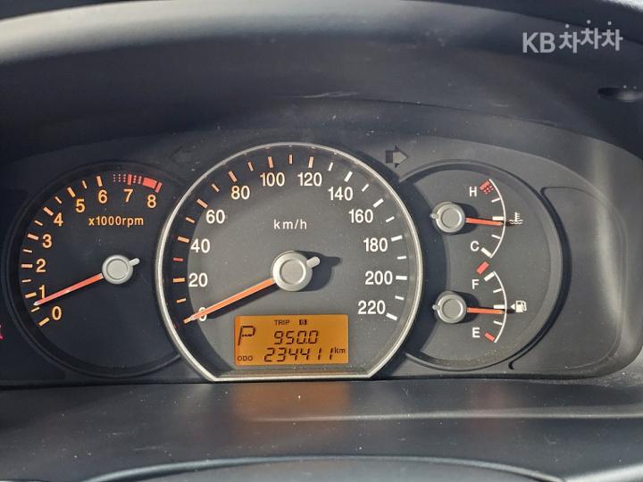 Kia Carens New 2.0 LPI GLX Top Model 7