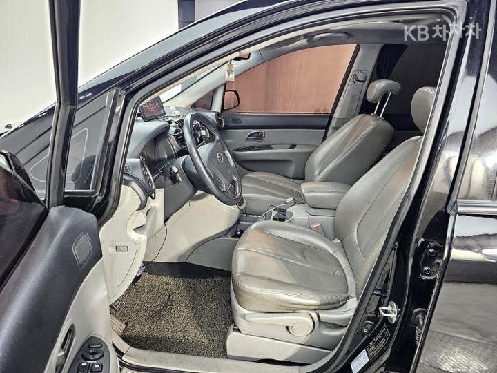 Kia Carens New 2.0 LPI GLX Top Model 9