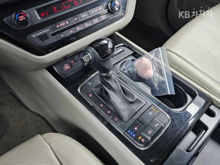 Kia Carnival 2.2 Diesel Prestige 9