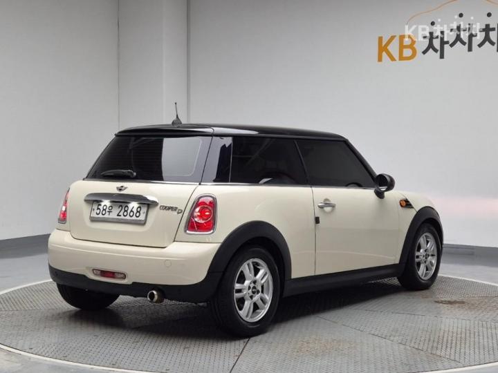 Mini Cooper D 2.0 SE 4