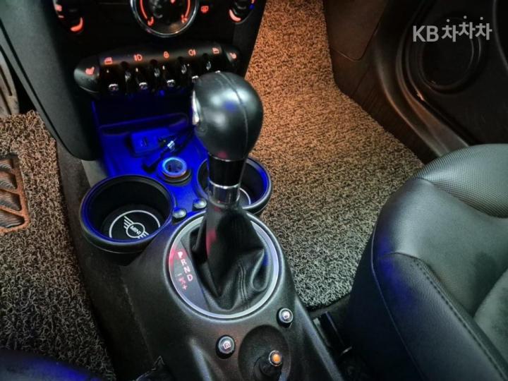 Mini Cooper D 2.0 SE 9