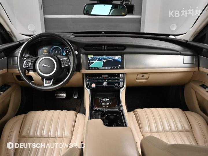 Jaguar XF 2.0d Portfolio 8