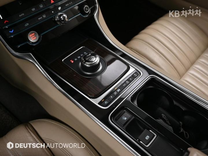 Jaguar XF 2.0d Portfolio 10