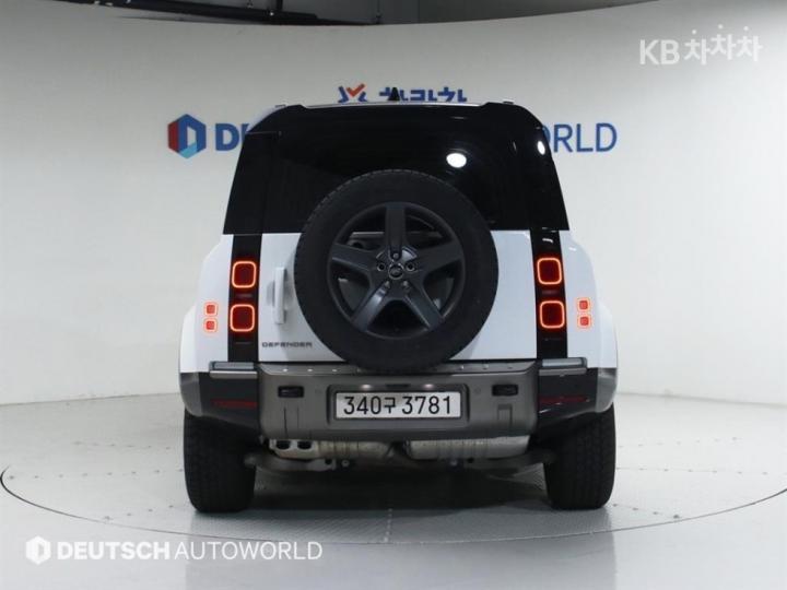 Land Rover Defender L663 110 D250 X-DYN SE 5