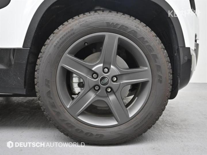 Land Rover Defender L663 110 D250 X-DYN SE 6