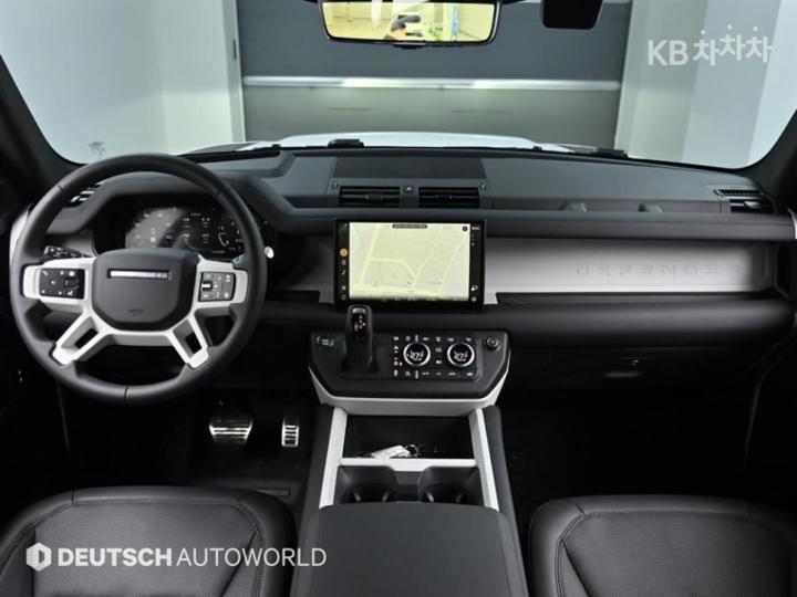 Land Rover Defender L663 110 D250 X-DYN SE 8