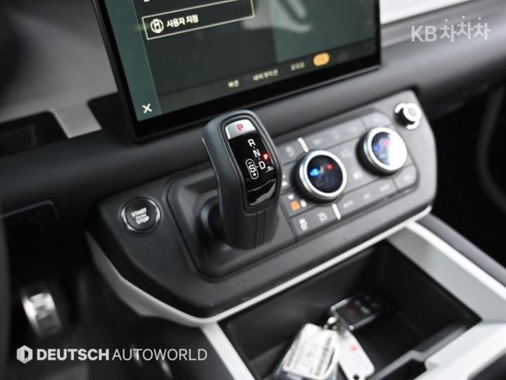 Land Rover Defender L663 110 D250 X-DYN SE 10