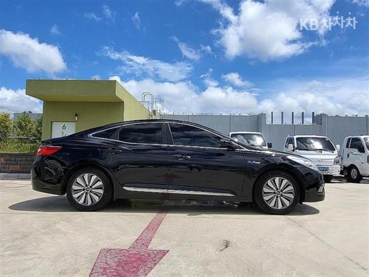 Hyundai Grandeur Hybrid Premium 3