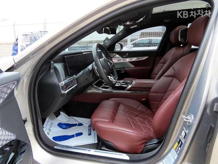 BMW 7 Series G70 750e xDrive M Sport Executive 6
