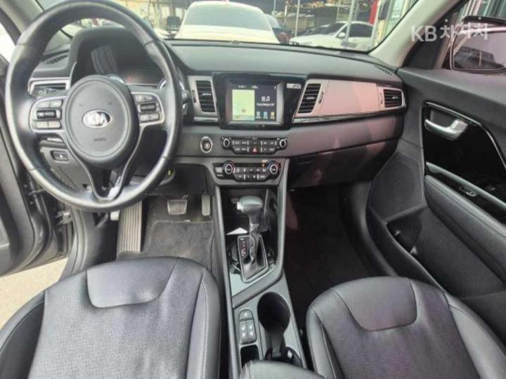 Kia Niro 1.6 Prestige 6
