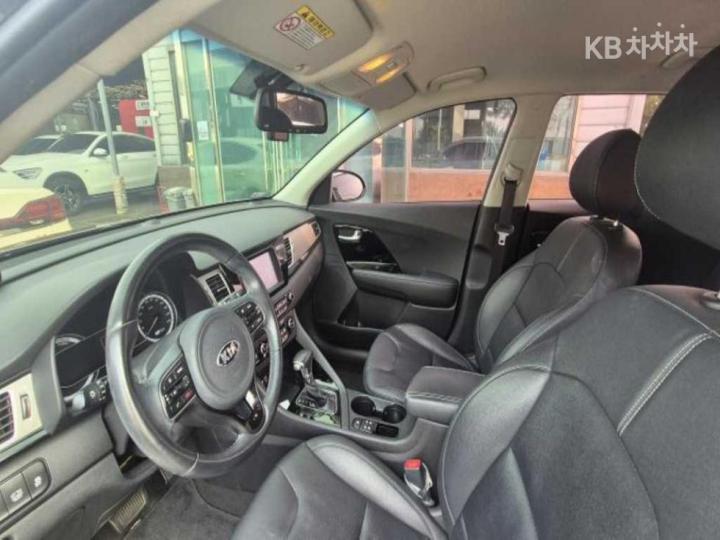 Kia Niro 1.6 Prestige 8