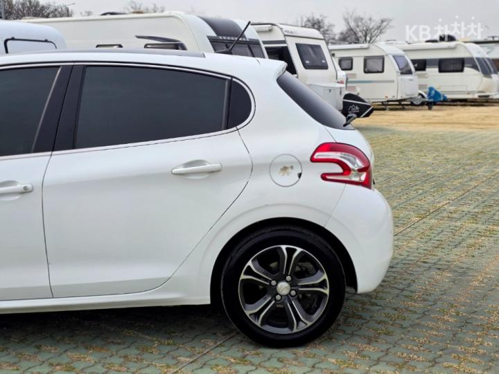 Peugeot 208 1.6 e-HDi 5 Duo ECO 4