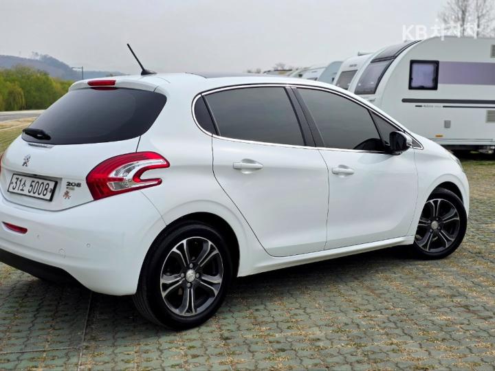 Peugeot 208 1.6 e-HDi 5 Duo ECO 6