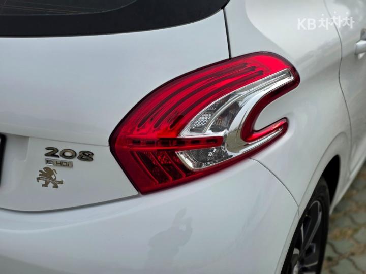 Peugeot 208 1.6 e-HDi 5 Duo ECO 8