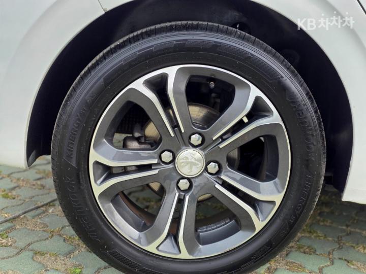 Peugeot 208 1.6 e-HDi 5 Duo ECO 9