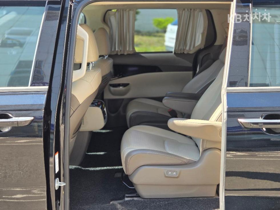 2023 - kia carnival