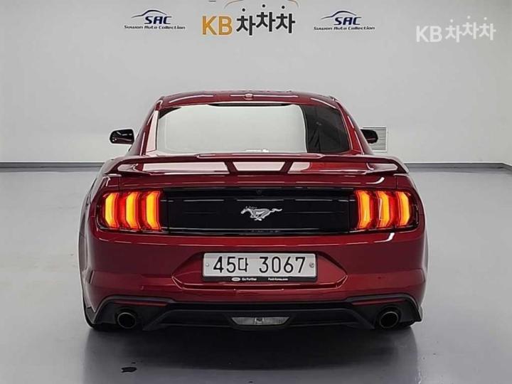 Ford Mustang Coupe 4