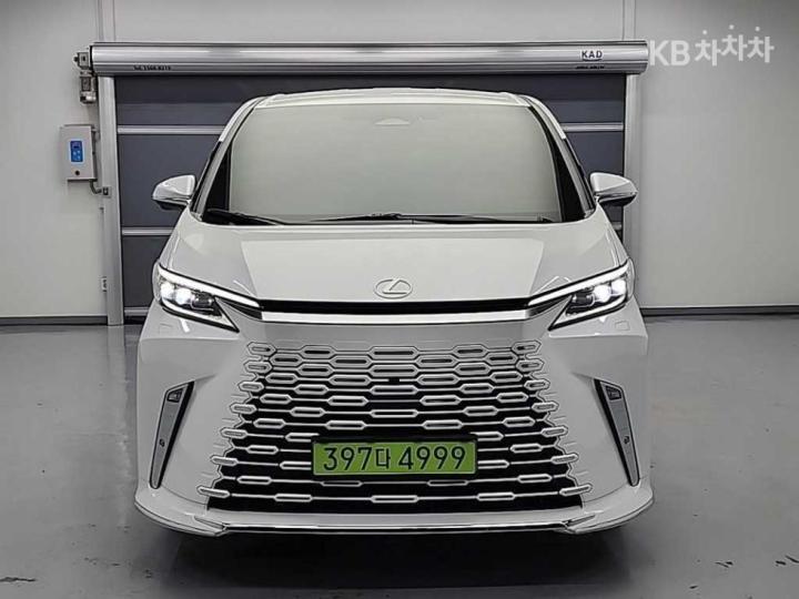 Lexus LM 500h — foto 1