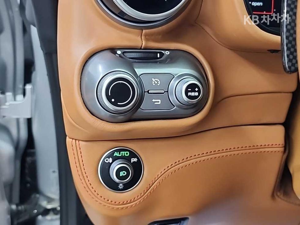 Ferrari Portofino — miniaturë 16