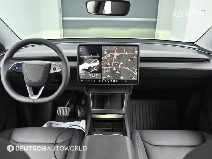 Tesla Model Y Long Range 8