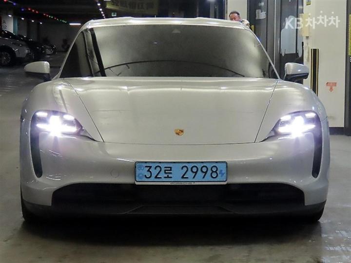Porsche Taycan Base 3